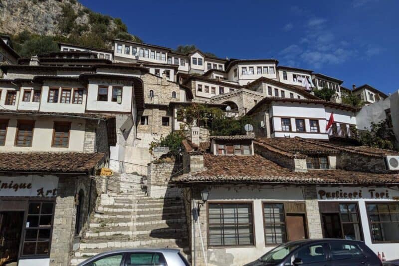 Weiße Häuserfassaden in Berat