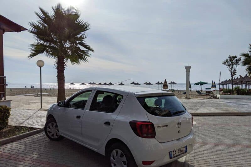 Mietwagen am Strand von Durrës