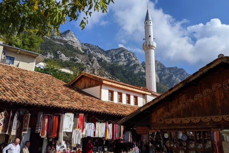 Basarstraße in Kruja mit Minarett der örtlichen Moschee