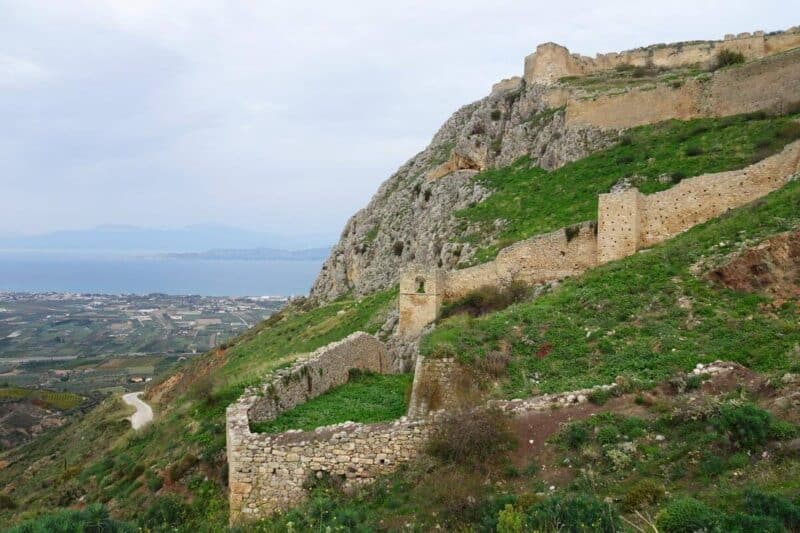 Mauern von Akrokorinth mit Aussicht bis zum Meer