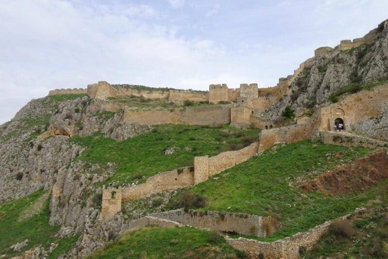 Mauern der Festung von Akrokorinth in den Bergen des Peloponnes