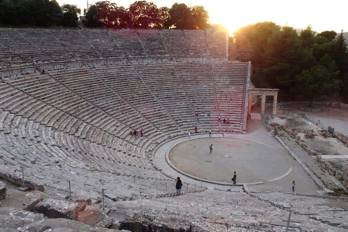 Tagesausflüge von Athen: Erlebe den Peloponnes und die Insel Ägina. Entdecke Geschichte, Kultur und atemberaubende Landschaften.