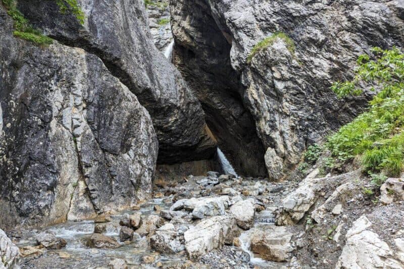 Zweistufiger Wasserfall in schroffem Felsgestein auf der Gramaialm