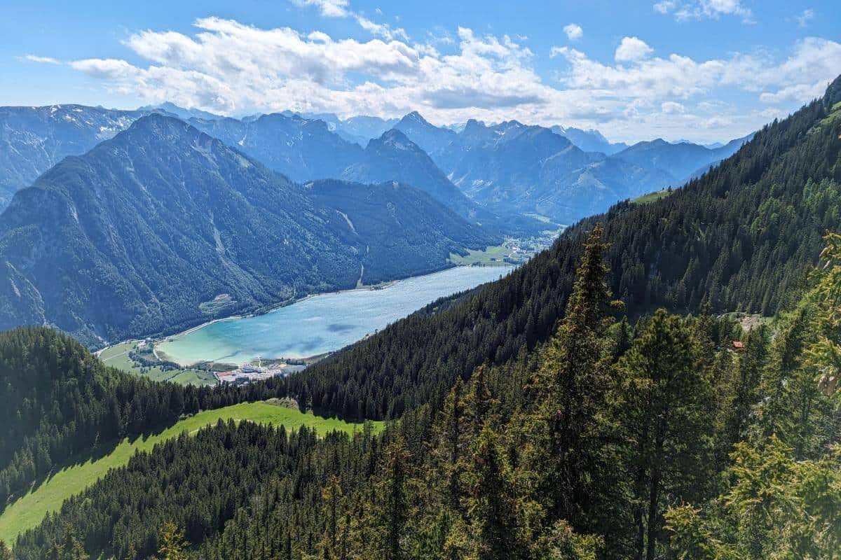 Plane deinen Urlaub am Achensee in Tirol: Entdecke Top-Aktivitäten, tolle Unterkünfte und unsere Tipps für dein perfektes Reiseerlebnis.