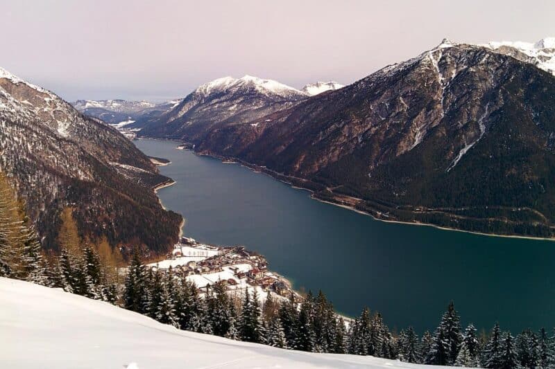Panoramablick auf den Achensee vom Zwölferkopf im Winter
