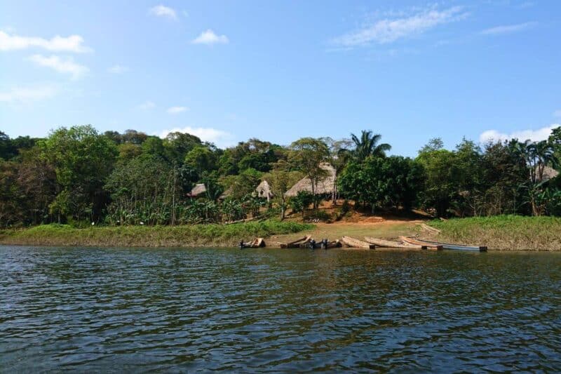 Blick auf die Holzboote und das Dorf der Embera vom Chagres-Fluss