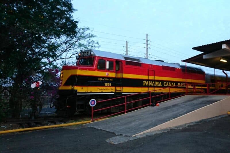 Rot-gelbe Diesellokomotive der Panama Canal Railway