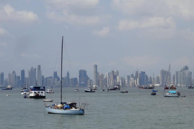 Segelboote in einer Bucht vor der Skyline von Panama City