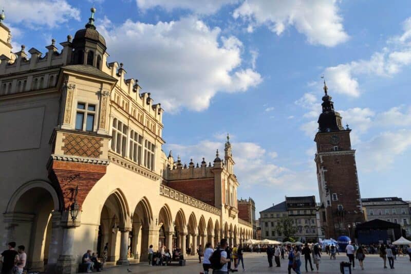 Alte Markthalle und Rathausturm auf dem Marktplatz von Krakau