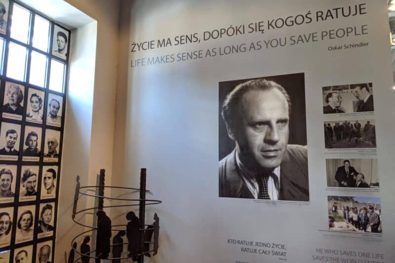 Bild von Oskar Schindler im Museum seiner ehemaligen Fabrik