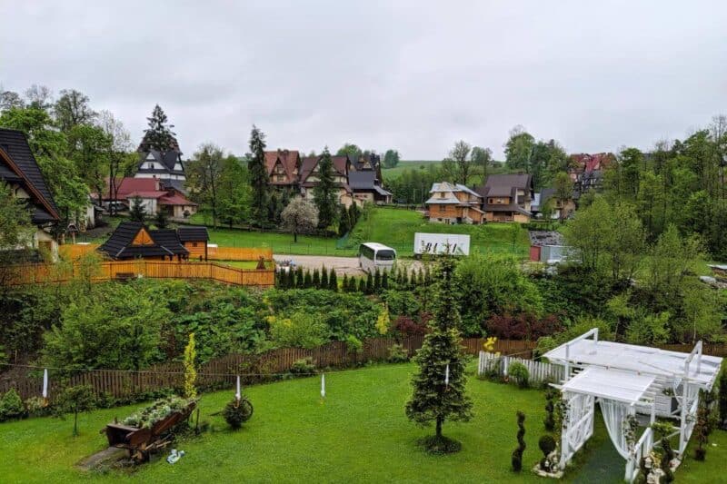 Grüne Gärten und hölzerne Häuser in Zakopane