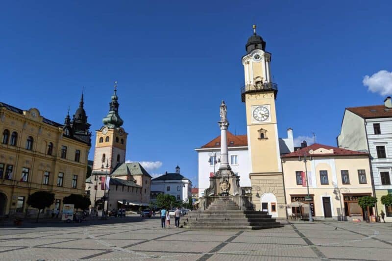 Hauptplatz von Banská Bystrica mit Uhrturm und Stadtburg