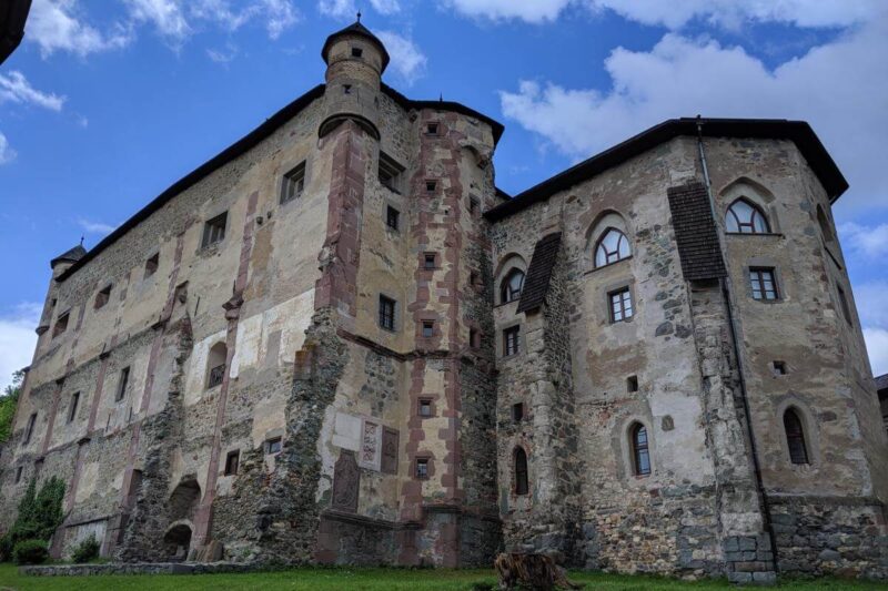 Außenansicht des alten Schlosses in Banská Štiavnica