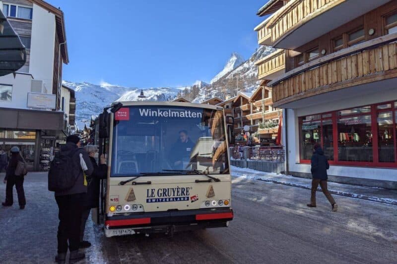 Elektrobus in Zermatt mit Matterhorn im Hintergrund