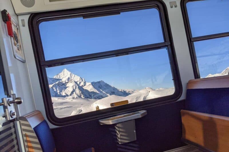 Stark geneigtes Zugfenster der Gornergratbahn mit Blick auf einen Berg