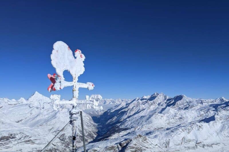 Vereiste Windfahne vor dem Bergpanorama des Matterhorn Glacier Paradise