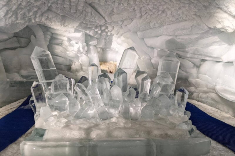 Eisskulptur in Form von Bergkristallen in einer Eishöhle im Gletscher-Palast