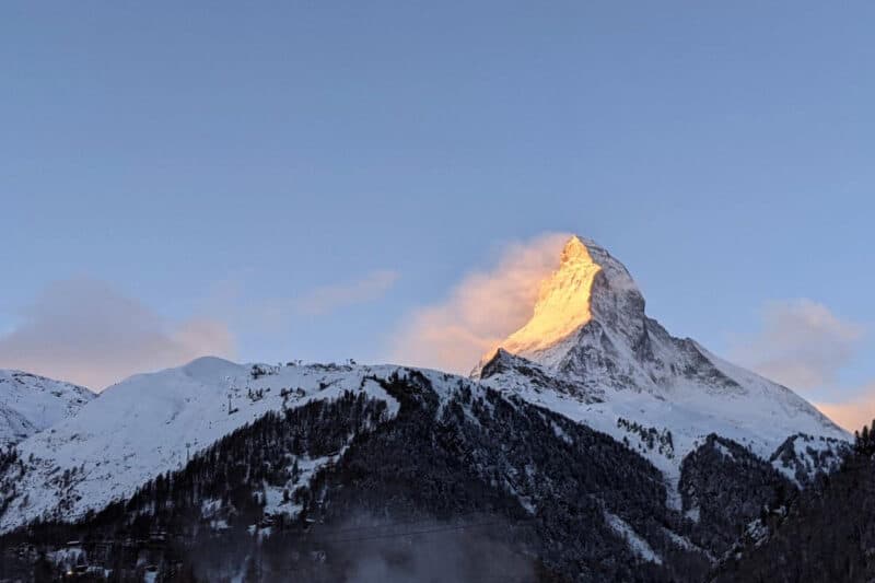 Orange glühendes Matterhorn bei Sonnenaufgang