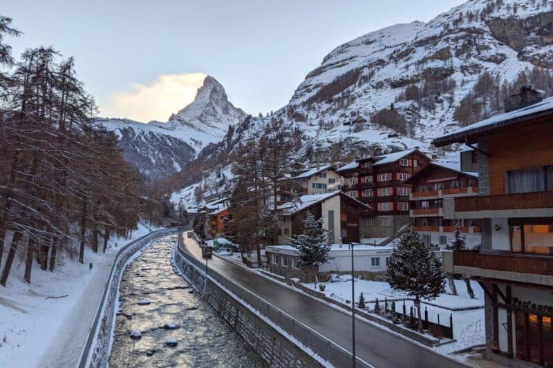 Blick auf Matterhorn und Mattervispa von einer Brücke im Ortszentrum von Zermatt