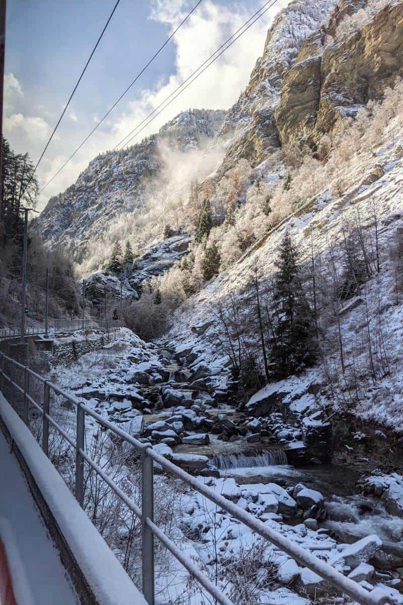 Berglandschaft neben den Schienen der Matterhorn-Gotthard-Bahn