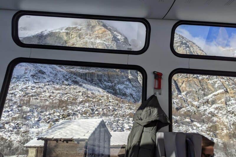 Berglandschaft neben den Schienen der Matterhorn-Gotthard-Bahn