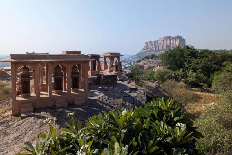 Blick vom Jaswant Thada auf das Mehrangarh Fort