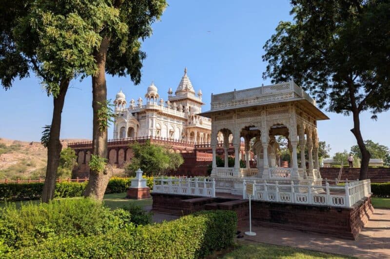 Garten des Jaswant Thada mit Haupt- und Nebengrabmal