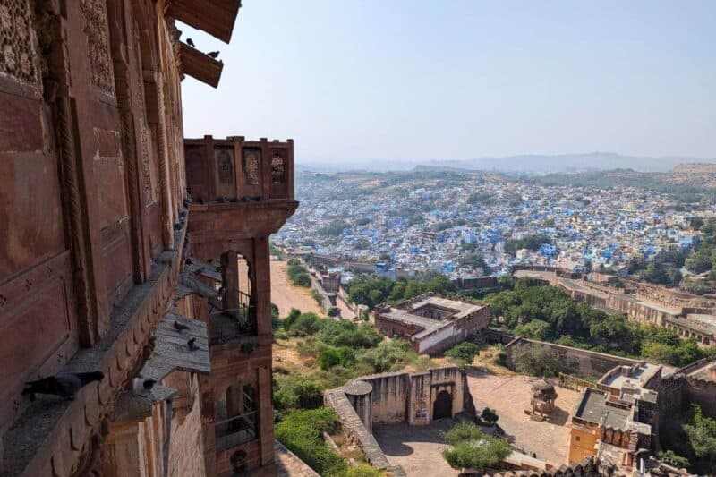 Mauervorsprung im Mehrangarh Fort mit Aussicht über das Häusermeer von Jodhpur