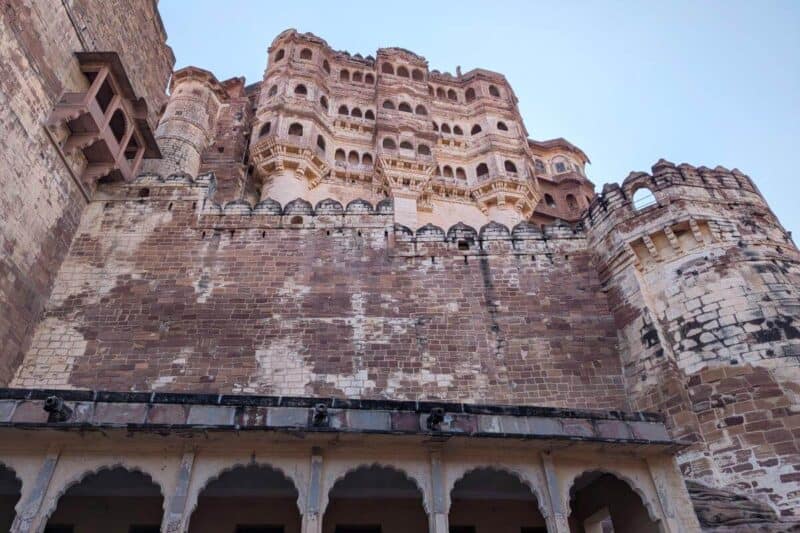 Mauern mit Zinnen und einem Wohnbereich im Mehrangarh Fort in Jodhpur