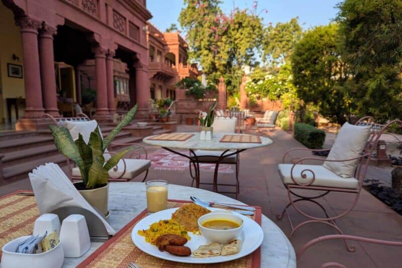 Garten des Ratan Vilas Hotel mit indischem Frühstück