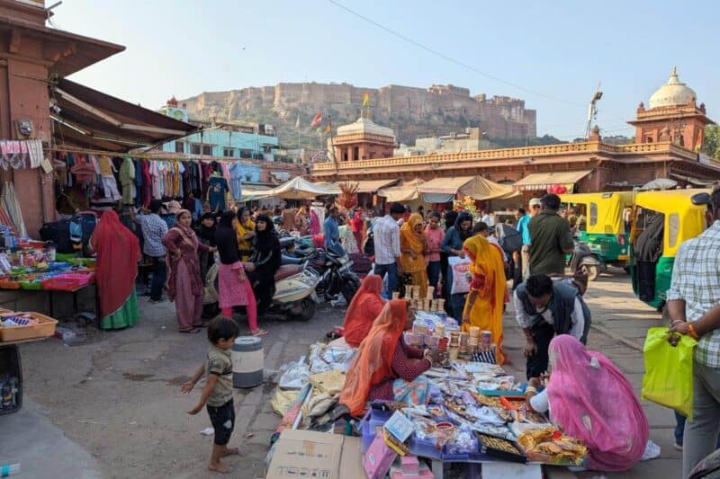 Reges Treiben auf dem Sardar Markt mit dem Merangarh Fort im Hintergrund